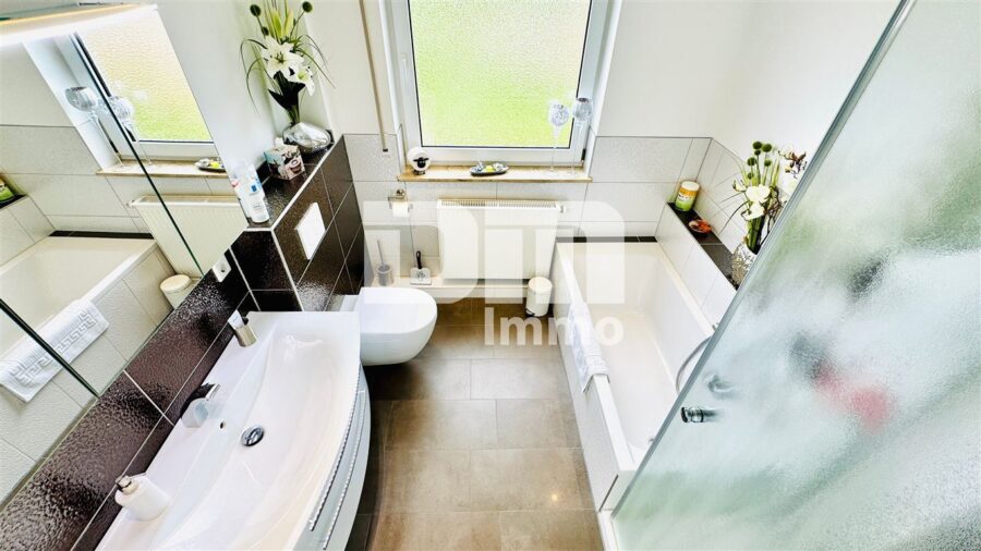 Hochwertig sanierte, ebenerdige Dreizimmerwohnung im EG mit Loggia + PKW-Stellplatz - Bad Wanne / Dusche